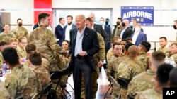 Presidenti Joe Biden viziton anëtarët e Divizionit të 82-të Ajror në G2A Arena, të premten, 25 mars 2022, në Jasionka, Poloni