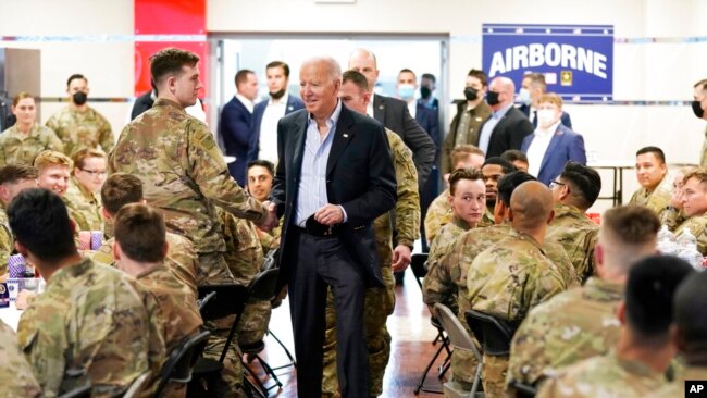 Presidenti Joe Biden viziton anëtarët e Divizionit të 82-të Ajror në G2A Arena, të premten, 25 mars 2022, në Jasionka, Poloni