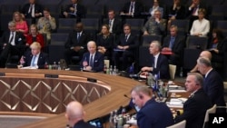 조 바이든(가운데) 미국 대통령 등 북대서양조약기구(NATO·나토) 지도자들이 24일 벨기에 브뤼셀 나토 본부에서 우크라이나 사태를 논의하고 있다. 