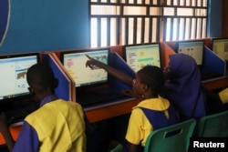 Students attend a computer class at Knosk Secondary School in Abuja, Nigeria February 18, 2022. (REUTERS/Afolabi Sotunde)