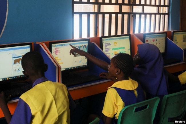 Students attend a computer class at Knosk Secondary School in Abuja, Nigeria February 18, 2022. (REUTERS/Afolabi Sotunde)