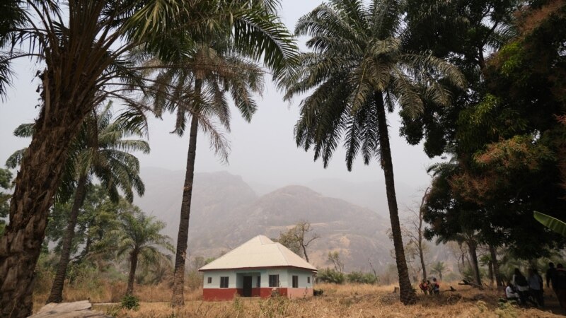 Dans un village reculé du Cameroun, des fans de foot cotisent pour un téléviseur