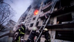 Vatrogasci gase pogođenu zgradu u Kijevu