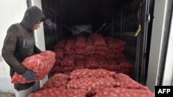 A worker unloads potatoes arriving from Afghanistan at the Termez Cargo Center near Termez, 800 km from Tashkent, Uzbekistan, Oct. 18, 2021. A private trader in India has now exported goods to Uzbekistan for the first time through Pakistan and Taliban-governed Afghanistan.