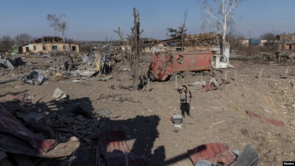 Una mujer local observa el centro cultural destruido por los bombardeos a principios de este mes, mientras continúa la invasión rusa de Ucrania, en el pueblo de Byshiv en las afueras de Kiev, Ucrania, el 24 de marzo de 2022.