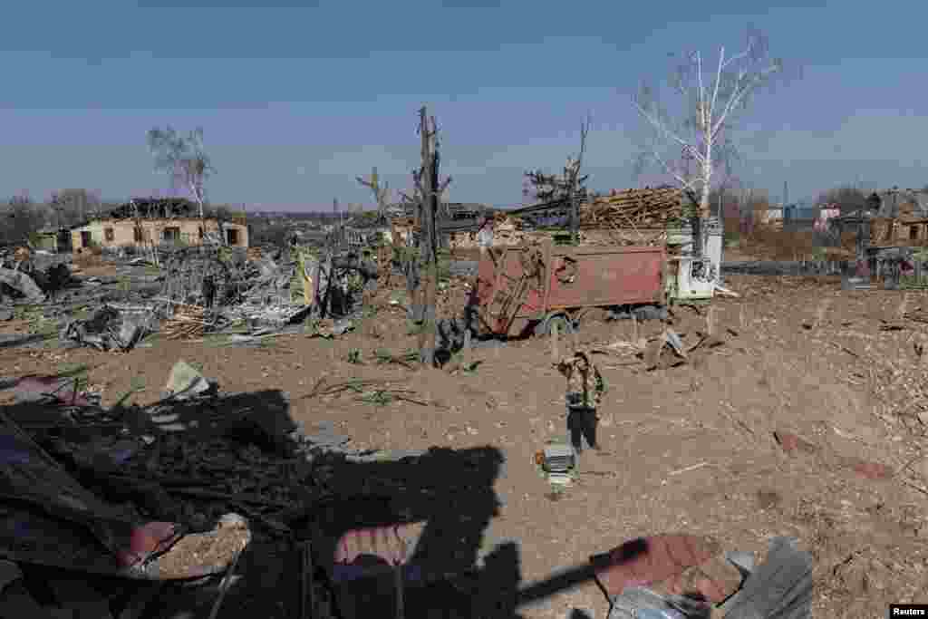 Una mujer observa el centro cultural destruido por los bombardeos a principios de este mes, en el pueblo de Byshiv, a las afueras de Kiev.