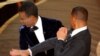 Aktor Will Smith (kanan) menampar komedian Chris Rock setelah sang komedian melontarkan lelucon tentang istri Smith dalam ajang penghargaan Oscar ke-94 yang digelar di Los Angeles, California, pada 27 Maret 2022. 