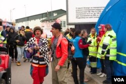 El campamento improvisado y destartalado frente a Ucrania a veces parece una mezcla entre una caótica feria artesanal local y el tipo de circo que surge alrededor de los festivales de música rock. La diferencia es que nadie vende nada sino que regala cosas. [Jamie Dettmer/VOA]