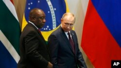 ARCHIVES - Le président sud-africain Cyril Ramaphosa, à gauche, et son homologue russe Vladimir Poutine au palais Itamaraty à Brasilia, au Brésil, le 14 novembre 2019.