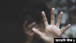 Hentikan pelecehan seksual dan kekerasan terhadap perempuan, konsep pemerkosaan dan pelecehan seksual, dengan isyarat menggunakan tangan sebagai ilustrasi.