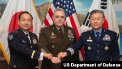 Chairman of the Joint Chiefs of Staff Gen. Mark A. Milley hosted a trilateral meeting at U.S. Indo-Pacific Command Headquarters, Hawaii with Japan Chief of Staff, Joint Staff Gen. Koji Yamazaki and Chairman of the Republic of Korea Joint Chiefs of Staff, Gen. Won In Choul.