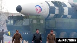 북한은 지난달 24일 김정은 국무위원장의 명령에 따라 신형 대륙간탄도미사일(ICBM) 화성 17형을 시험 발사했다며 사진을 공개했다.