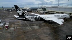 Pesawat penumpang Air New Zealand diparkir di landasan Bandara Internasional Auckland di Auckland, Selandia Baru, Rabu, 23 Maret 2022. (AP Photo/Mark Baker)