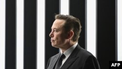 El director ejecutivo de Tesla, Elon Musk, asiste al inicio de la producción en la planta de Tesla en Gruenheide, al sureste de Berlín, el 22 de marzo de 2022.