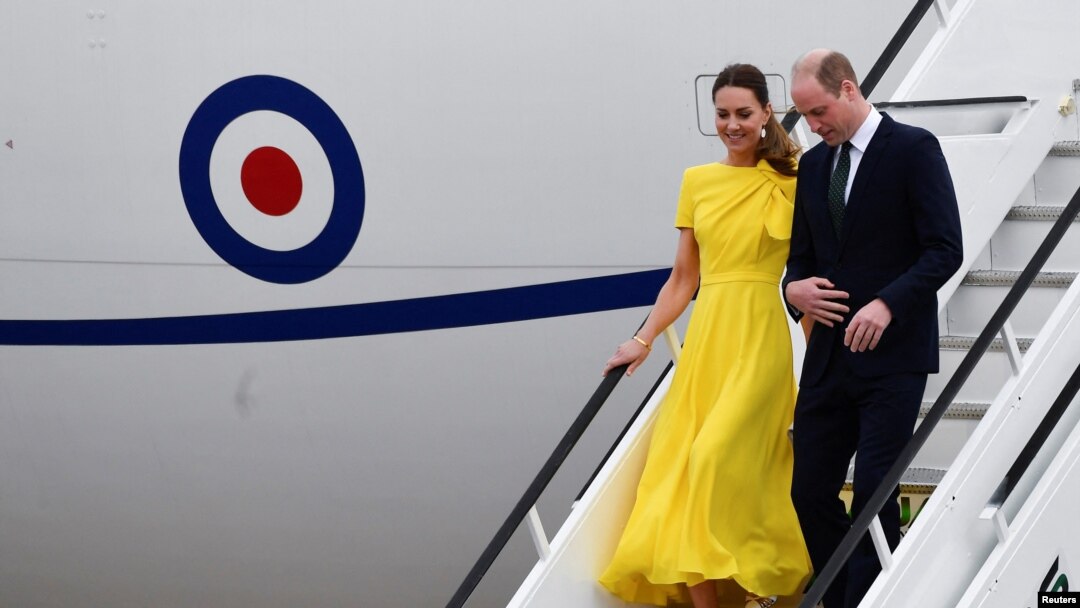 Pangeran William dan sang istri Kate turun dari pesawat RAF Voyager ketika tiba di Bandara Internasional Norman Manley di Kingston, Jamaika, dalam kunjungan mereka ke wilayah Karibia pada 22 Maret 2022. (Foto: Reuters/Tobby Melville)