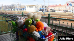 Un carrito de supermercado es abandonado lleno de peluches en un pueblo en la frontera entre Ucrania y Polonia. Más de 2 millones de personas han escapado de Ucrania, debido a la invasión rusa, en su mayoría, niños. 