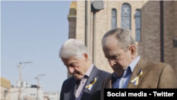 Билл Клинтон и Джордж Буш. Кадр из видео, опубликованного на официальной странице Билла Клинтона в Твиттере. 