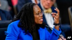La candidata a la Corte Suprema Ketanji Brown Jackson habla durante su audiencia de confirmación del Comité Judicial del Senado en Capitol Hill en Washington, el 23 de marzo de 2022.