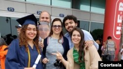 Su hija, María Mercedes, se graduó de la universidad en el 2019 y él quiere tomarse una foto con ella, vestida de nuevo con la toga de la ceremonia, según María Elena Cardona. Foto: Cortesía.