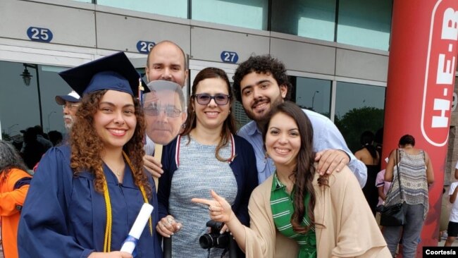 Su hija, María Mercedes, se graduó de la universidad en el 2019 y él quiere tomarse una foto con ella, vestida de nuevo con la toga de la ceremonia, según María Elena Cardona. Foto: Cortesía.