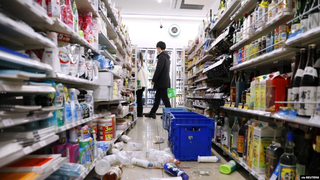 Razbacani proizvodi u radnji u prefekturi Mijagi, posle snažnog zemljotresa (Foto: Kyodo/via Reuters)