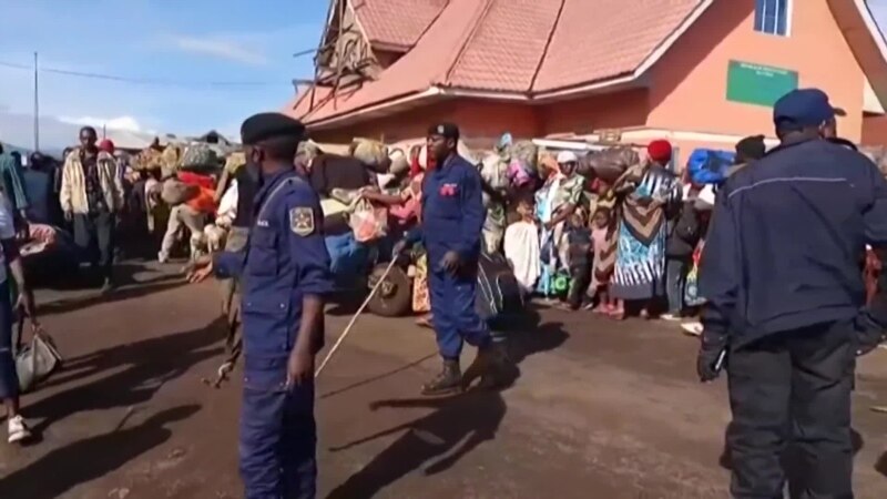 Des Congolais fuient les combats pour l'Ouganda