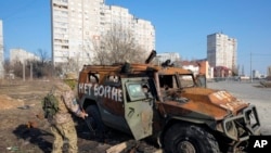 资料照片：乌克兰军人在哈尔科夫查看一辆在最近的战斗中被摧毁的俄罗斯军车。(2020年3月24日)