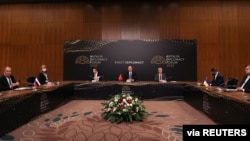 지난 10일 터키 안탈리아에서 세르게이 라브로프(왼쪽) 러시아 외무장관과 드미트로 쿨레바(오른쪽) 우크라이나 외무장관이 회담하고 있다. 가운데는 메블뤼트 차우쇼을루 터키 외무장관. (자료사진)