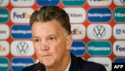 Pelatih Belanda Louis van Gaal dalam konferensi pers setelah pertandingan sepak bola Grup G kualifikasi Piala Dunia FIFA Qatar 2022 antara Latvia dan Belanda, di Riga, Latvia, 9 Oktober 2021. (Gints Ivuskans / AFP)