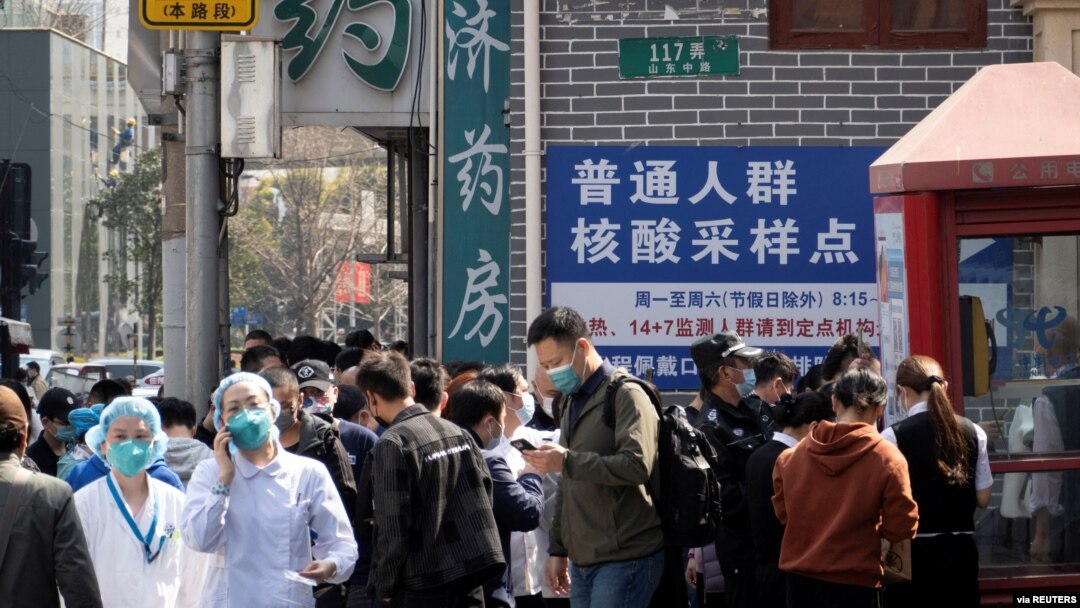 上海民众排队等候接受新冠病毒核酸检测。(2022年3月11日)