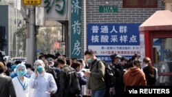 上海民众排队等候接受新冠病毒核酸检测。(2022年3月11日)