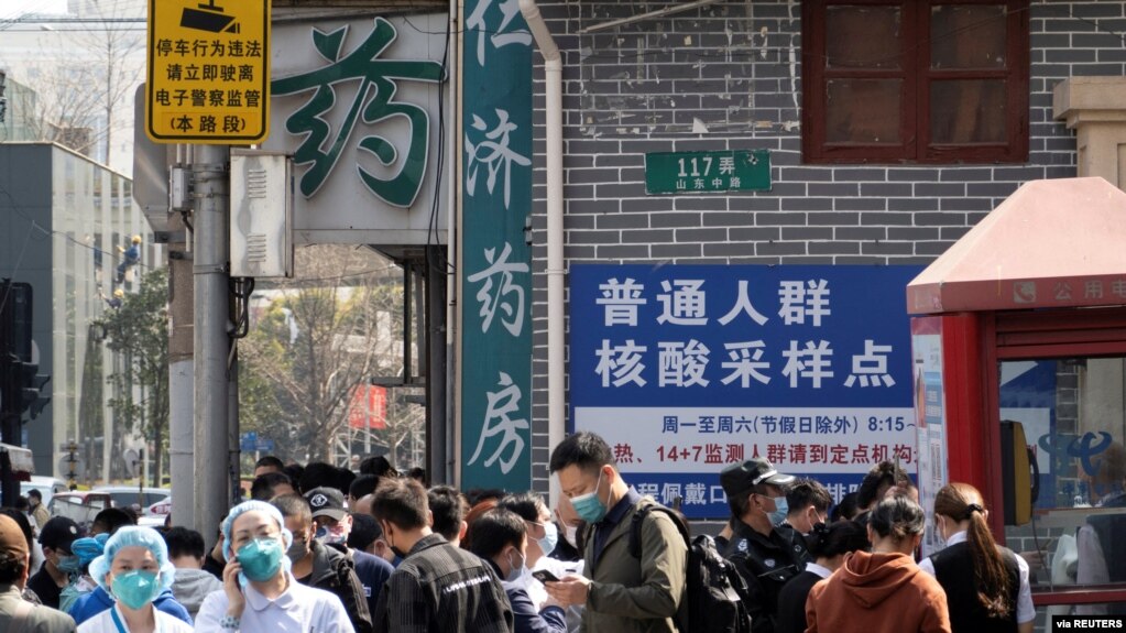上海民众排队等候接受新冠病毒核酸检测。(2022年3月11日)(photo:VOA)