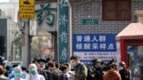 上海民众排队等候接受新冠病毒核酸检测。(2022年3月11日)