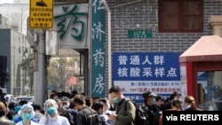 上海民眾排隊等候接受新冠病毒核酸檢測。(2022年3月11日)