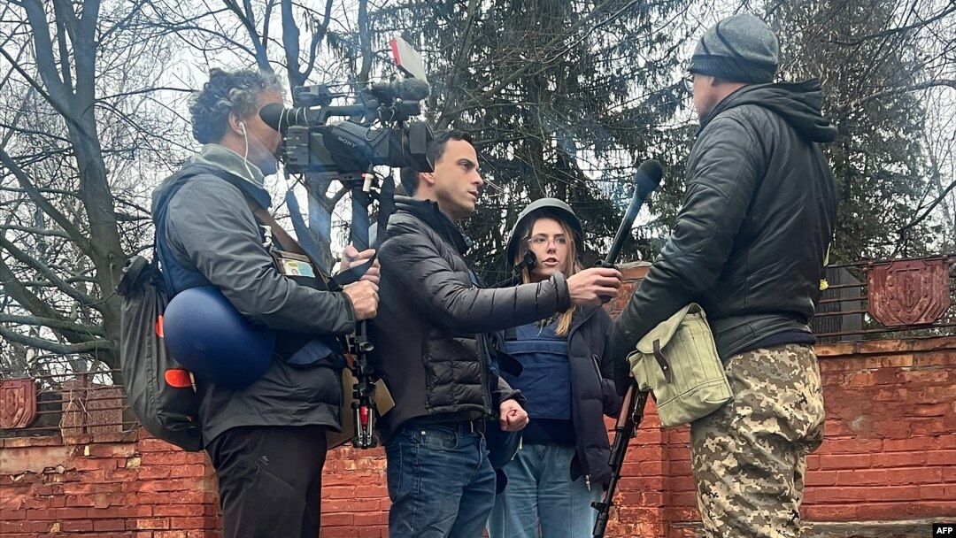 El camarógrafo Pierre Zakrzewski y la periodista ucraniana Oleksandra Kuvshynova, junto con el periodista estadounidense Trey Yingst, en el centro, informando desde Ucrania antes de su muerte el 15 de marzo de 2022. [Foto: Cortesía de Fox News]