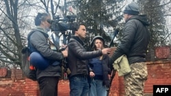 El camarógrafo Pierre Zakrzewski y la periodista ucraniana Oleksandra Kuvshynova, junto con el periodista estadounidense Trey Yingst, en el centro, informando desde Ucrania antes de su muerte el 15 de marzo de 2022. [Foto: Cortesía de Fox News]