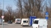 Un convoy de voluntarios que lleva suministros para los civiles atrapados en Mariúpol sale de Zaporizhzhya el 29 de marzo de 2022, en medio de la invasión rusa a Ucrania. [Foto de emre caylak / AFP]