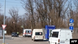 Un convoy de voluntarios que lleva suministros para los civiles atrapados en Mariúpol sale de Zaporizhzhya el 29 de marzo de 2022, en medio de la invasión rusa a Ucrania. [Foto de emre caylak / AFP]