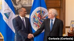 El embajador de Nicaragua Arturo McFields Yescas con el Secretario General de la OEA, Luis Almagro. [Foto: Cortesía de la OEA]