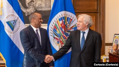 El Embajador de Nicaragua Arturo McFields Yescas con el Secretario General de la OEA, Luis Almagro. Foto archivo, OEA