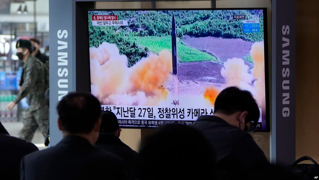 Una pantalla de televisión en Corea del Sur muestra un lanzamiento de misil de Corea del Norte el 5 de marzo de 2022.