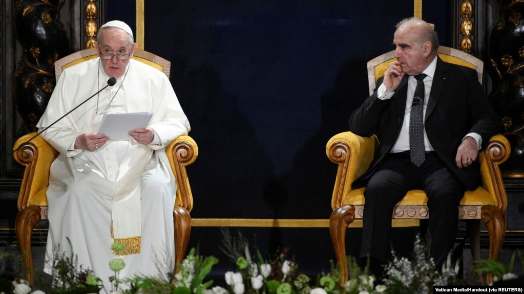 Đức Giáo hoàng Phanxicô hội kiến Tổng thống Malta George Vella trong "Phòng Đại sứ" của dinh tổng thống ở Valletta, Malta, ngày 2 tháng 4, 2022. Vatican Media/­Handout via REUTERS