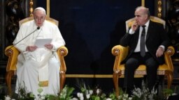Đức Giáo hoàng Phanxicô hội kiến Tổng thống Malta George Vella trong "Phòng Đại sứ" của dinh tổng thống ở Valletta, Malta, ngày 2 tháng 4, 2022. Vatican Media/­Handout via REUTERS