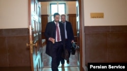 وکلای مدافع حمید نوری در هنگام خروج از جلسه دادگاه 