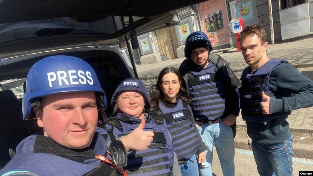 El reparador ucraniano Oleksiy Muzhchyna, a la derecha, se encuentra con un equipo de la red de noticias Al Jazeera TV, financiada por Qatar, en la ciudad ucraniana de Kharkiv, el 31 de marzo de 2022. [Foto Cortesía Oleksiy Muzhchyna].
