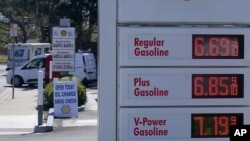 ARCHIVO - El tablero de precios de la gasolina se muestra en una gasolinera en Menlo Park, California, el 21 de marzo de 2022.