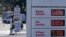 ARCHIVO - El tablero de precios de la gasolina se muestra en una gasolinera en Menlo Park, California, el 21 de marzo de 2022.