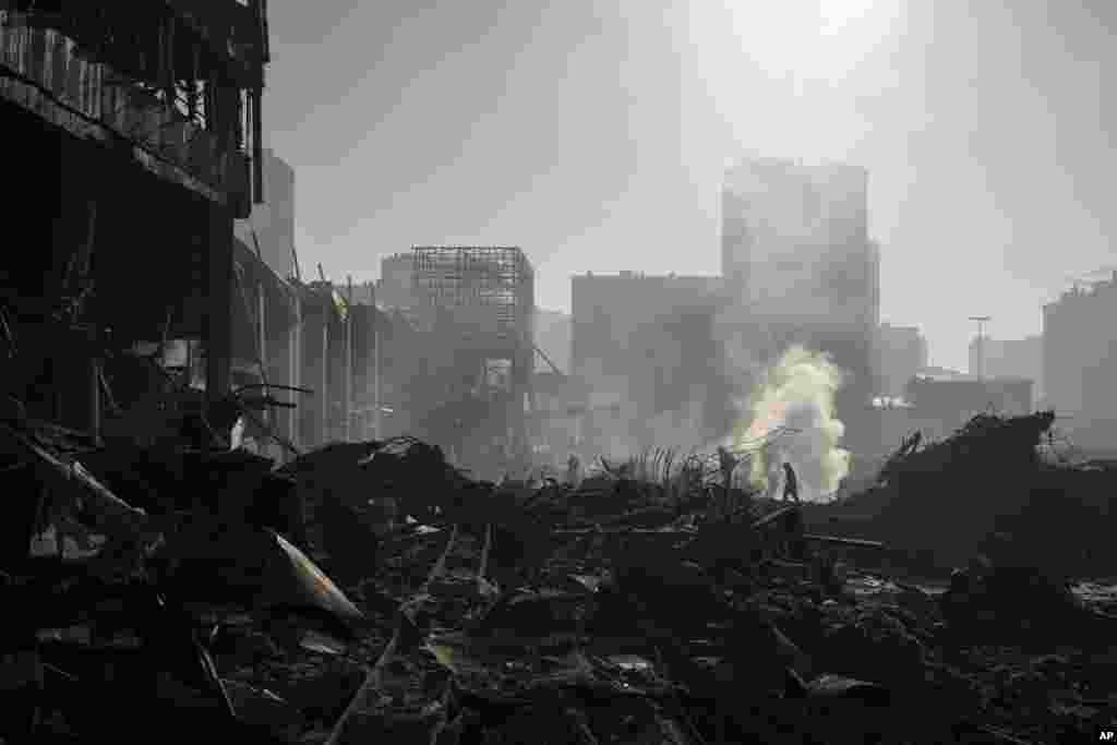 Los bomberos extinguen un incendio cerca de un centro comercial después de un bombardeo, en Kiev, Ucrania, el lunes 21 de marzo de 2022. (Foto AP/Felipe Dana)