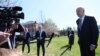 Predsednik Džo Bajden razgovara sa novinarima po dolasku u Vašington iz Vilmingtona u Delaveru, 4. aprila 2022.