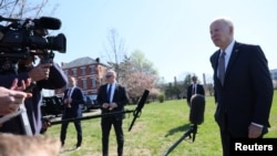 조 바이든(오른쪽) 미국 대통령이 4일 워싱턴 D.C. 시내 포트 맥네어에서 블라디미르 푸틴 러시아 대통령에 대한 전범재판 회부 계획을 취재진에 밝히고 있다.
